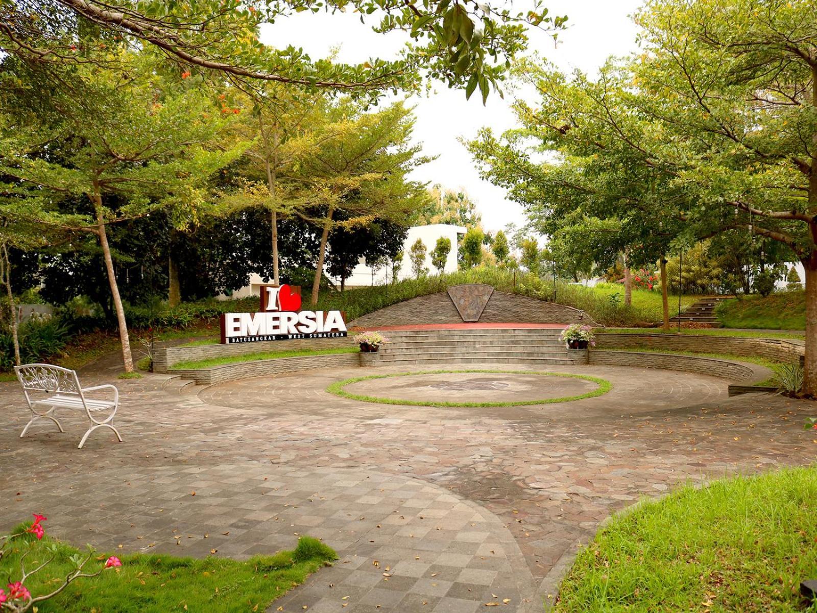 Emersia Hotel & Resort Batusangkar Εξωτερικό φωτογραφία